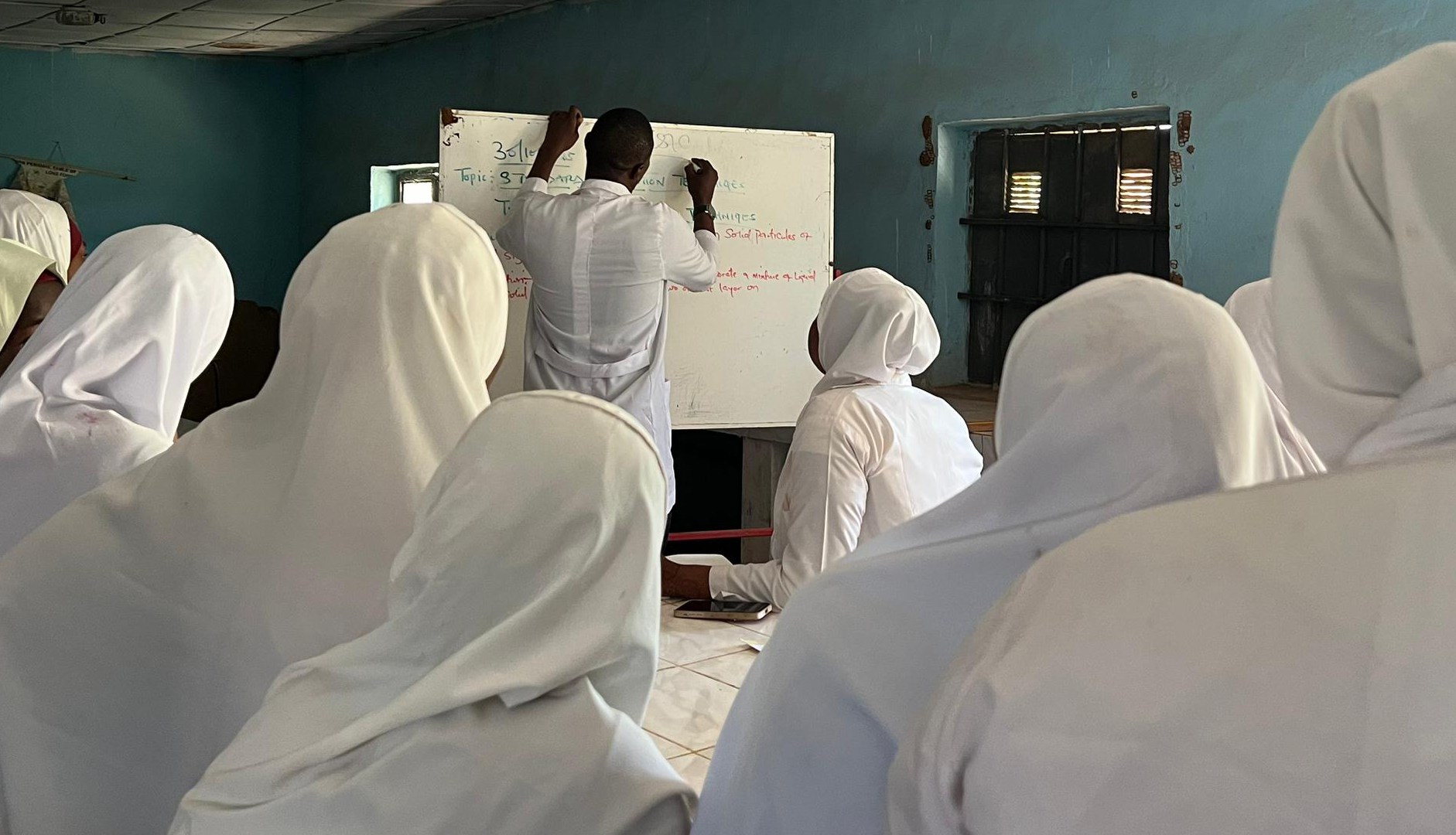 A UNICEF relata que mais de metade das raparigas no norte da Nigéria não frequentam a escola, o que realça as profundas disparidades de género na educação. (Abdulaziz Bagwai/Al Jazeera)