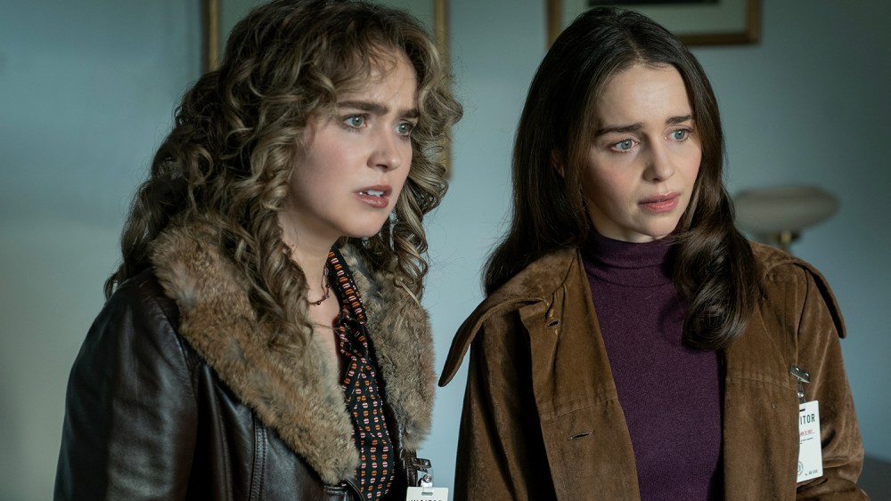 Espiões em ascensão: com performances elegantes de Emilia Clarke e Haley Lu Richardson, 'Pôneis' merece o amor do Emmy