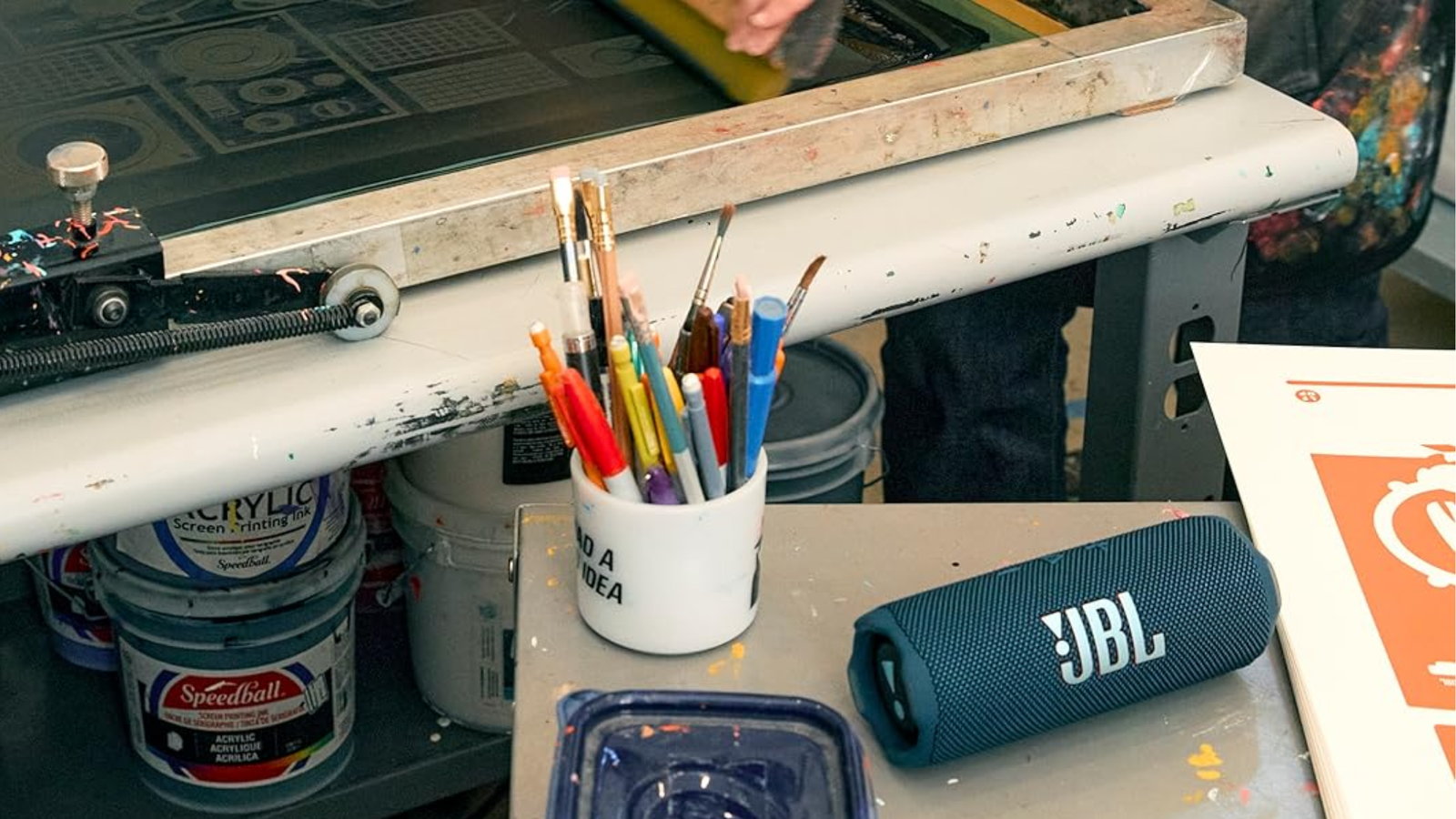 Pessoas rondando o JBL Flip 7