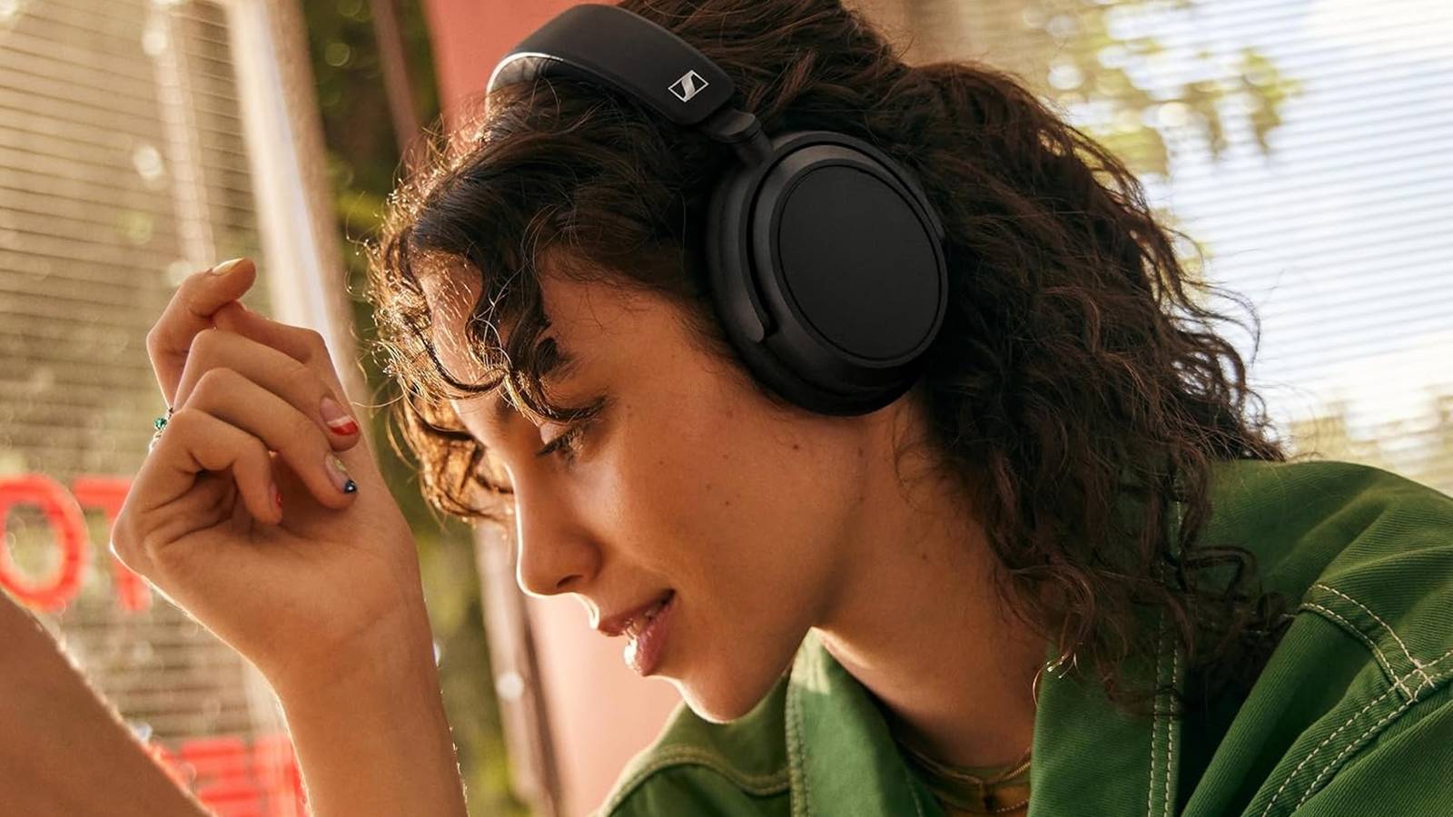 Pessoa usando Sennheiser ACCENTUM Wireless