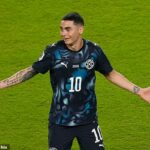 Miguel Almiron foi expulso por tapar a boca em troca com jogador rival