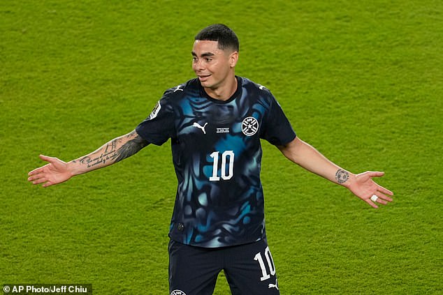 Miguel Almiron foi expulso por tapar a boca em troca com jogador rival