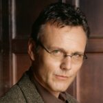 Estrelas de 'Buffy the Vampire Slayer' Emma Caulfield, David Boreanaz e mais prestam homenagem a Anthony Head: 'Ele era o melhor de nós'