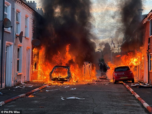 Na noite de terça-feira, a Lendrick Road, no leste de Belfast, foi envolvida pelas chamas depois que o fogo atingiu os carros e as casas.