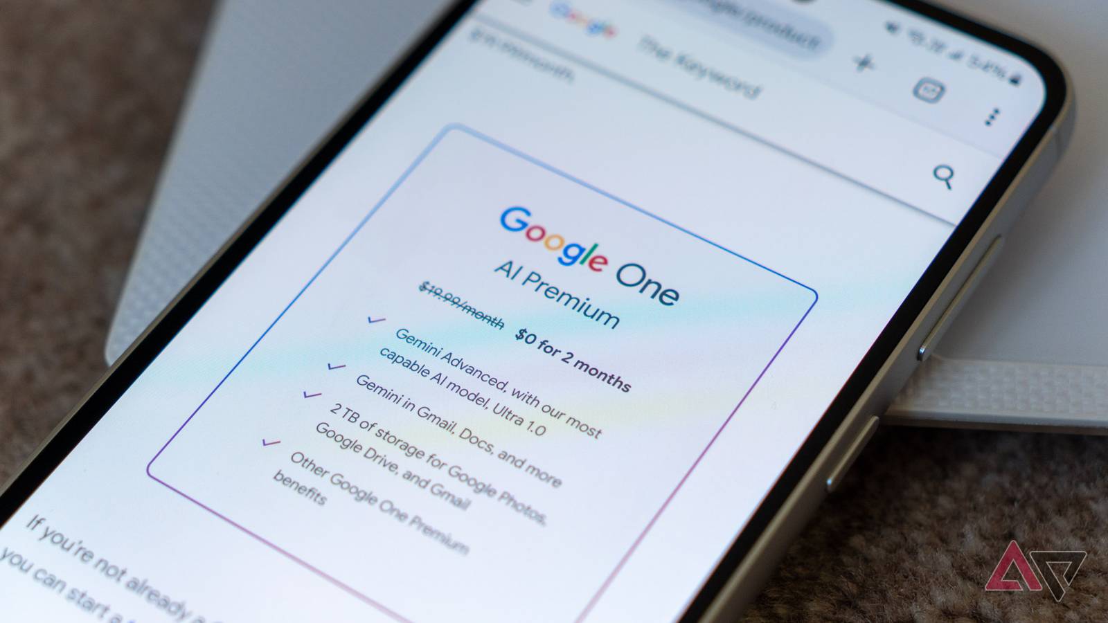Logotipo do Google One derretido com uma mensagem 'Fim...' acima dele em um fundo azul suave com brilhos flutuantes de Gêmeos.