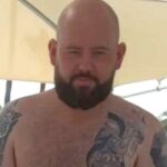 O herói Matt McKiernan estava armado apenas com uma vara de madeira quando liderou um trio de membros do público para resgatar da morte a vítima do agressor.
