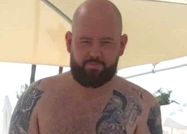 O herói Matt McKiernan estava armado apenas com uma vara de madeira quando liderou um trio de membros do público para resgatar da morte a vítima do agressor.