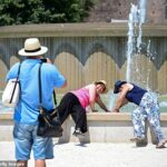 Pessoas se refrescam em uma fonte durante uma onda de calor em Milão, Itália, em 21 de junho de 2026