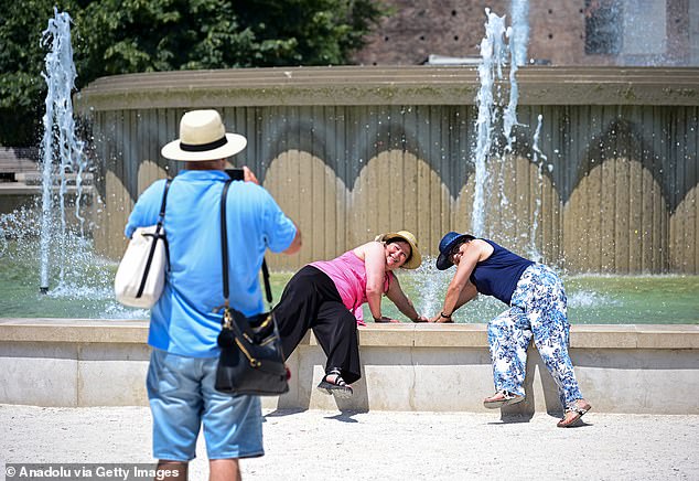 Pessoas se refrescam em uma fonte durante uma onda de calor em Milão, Itália, em 21 de junho de 2026