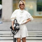 MUNIQUE, ALEMANHA - 1º DE JULHO: Anouk Delphine é vista vestindo uma camiseta de crochê marrom escuro da H&M com mangas três quartos; uma bermuda Cos bege; uma bolsa de mão Cos quadrada preta; seu cabelo loiro está liso; sandálias de couro preto com salto baixo H&M; um par de óculos de sol ovais Gucci; um relógio Seiko de ouro vintage; um colar Cartier de ouro com ponta leve; Pulseiras Cartier; um anel de diamante Cartier de ouro com corte brilhante pavimentado com diamantes de corte brilhante; um anel de ouro Juste un Clou Cartier; ela segura um iPhone nas mãos em 1º de julho de 2025 em Munique, Alemanha. (Foto de Moritz Scholz/Getty Images)