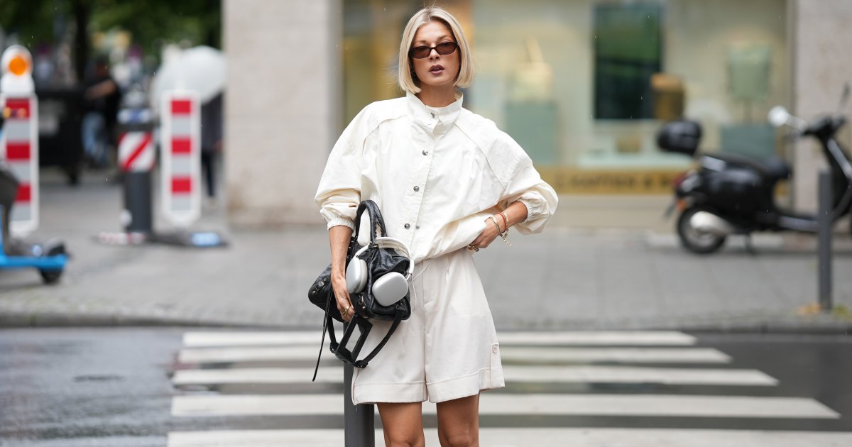 MUNIQUE, ALEMANHA - 1º DE JULHO: Anouk Delphine é vista vestindo uma camiseta de crochê marrom escuro da H&M com mangas três quartos; uma bermuda Cos bege; uma bolsa de mão Cos quadrada preta; seu cabelo loiro está liso; sandálias de couro preto com salto baixo H&M; um par de óculos de sol ovais Gucci; um relógio Seiko de ouro vintage; um colar Cartier de ouro com ponta leve; Pulseiras Cartier; um anel de diamante Cartier de ouro com corte brilhante pavimentado com diamantes de corte brilhante; um anel de ouro Juste un Clou Cartier; ela segura um iPhone nas mãos em 1º de julho de 2025 em Munique, Alemanha. (Foto de Moritz Scholz/Getty Images)