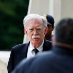 Ex-assessor de Trump, Bolton se declara culpado em caso de documentos confidenciais