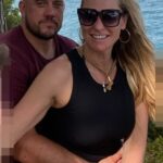 Ricky Bibey, que foi encontrado morto em um quarto de hotel em Florença aos 40 anos, e sua parceira Jennie Platt, 43, fotografados juntos em uma foto de férias