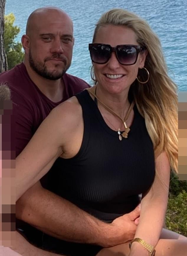 Ricky Bibey, que foi encontrado morto em um quarto de hotel em Florença aos 40 anos, e sua parceira Jennie Platt, 43, fotografados juntos em uma foto de férias
