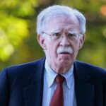 Ex-conselheiro de Trump, Bolton, se declarará culpado em documentos confidenciais, relata a CNN