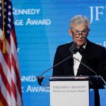 Ex-presidente do Fed dos EUA, Powell alerta contra politização em meio aos ataques de Trump