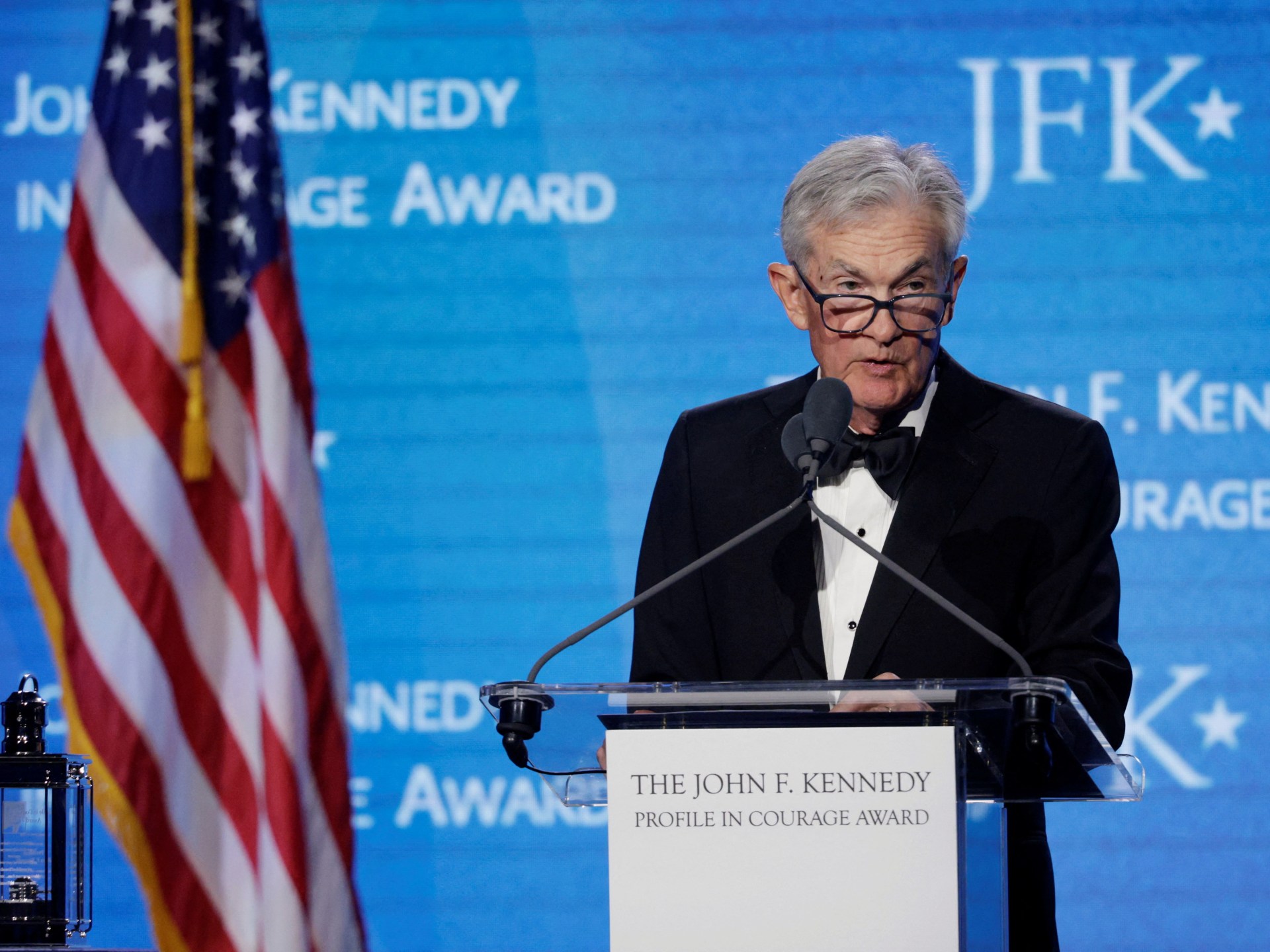 Ex-presidente do Fed dos EUA, Powell alerta contra politização em meio aos ataques de Trump