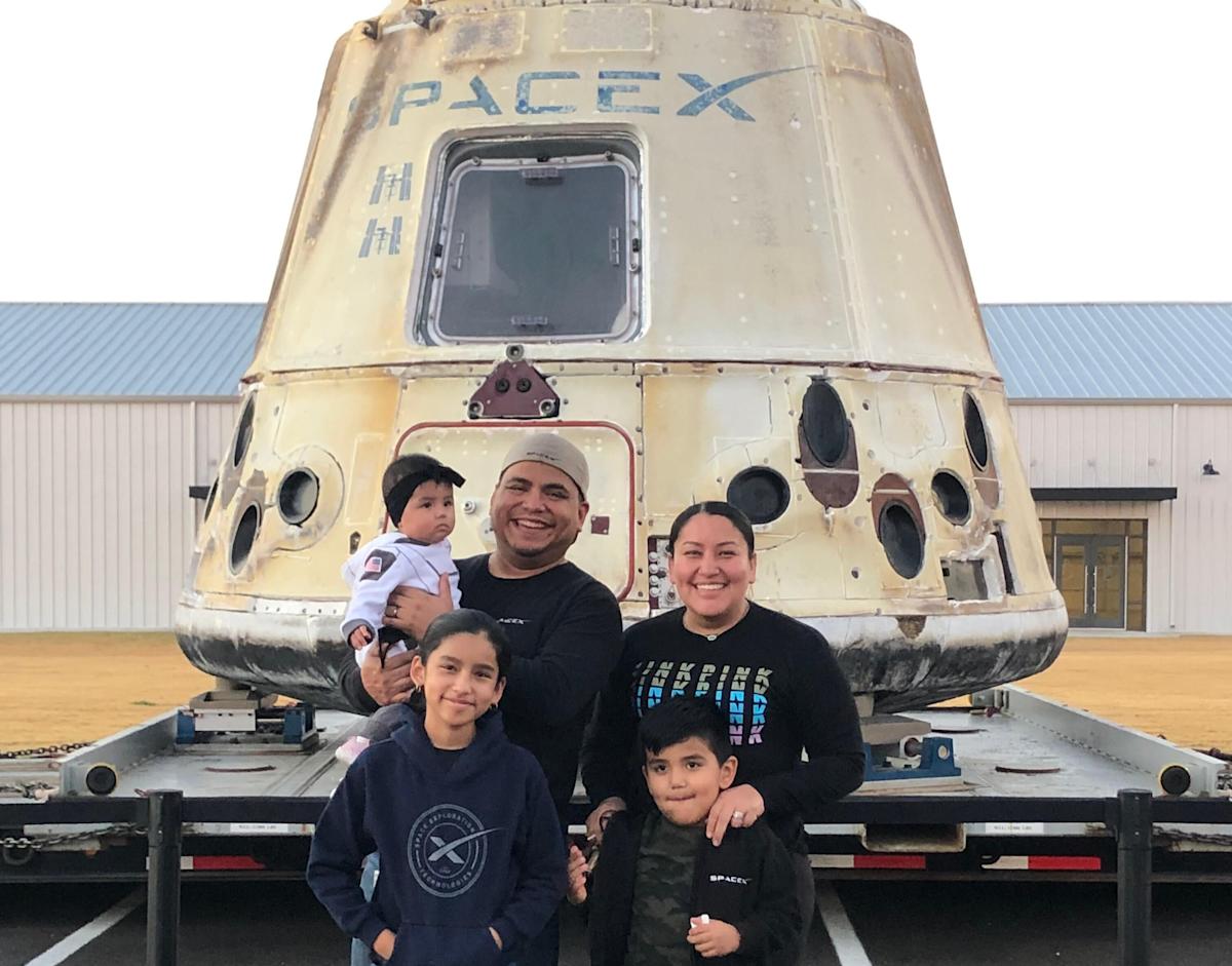 Hernandez, que começou na SpaceX em 2015, trabalhou na empresa de foguetes e satélites por uma década. / Crédito: Cortesia de Juan Hernandez