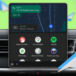 Motorista usando a navegação do Android Auto no painel de um carro