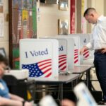 Um funcionário eleitoral passa por uma área de armazenamento de cédulas no Departamento Eleitoral do Condado de Clark após o fechamento das urnas no dia da eleição no norte de Las Vegas, Nevada, 5 de novembro de 2024. - David Becker/Getty Images