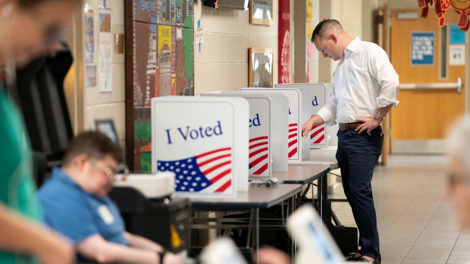 Um funcionário eleitoral passa por uma área de armazenamento de cédulas no Departamento Eleitoral do Condado de Clark após o fechamento das urnas no dia da eleição no norte de Las Vegas, Nevada, 5 de novembro de 2024. - David Becker/Getty Images