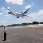 @EBaviation/X - FOTO: A Administração Federal de Aviação está investigando depois que um avião de carga Boeing 777 voou perigosamente baixo, com uma de suas asas a poucos metros de atingir o solo em um aeroporto privado no Texas em 24 de junho de 2026.