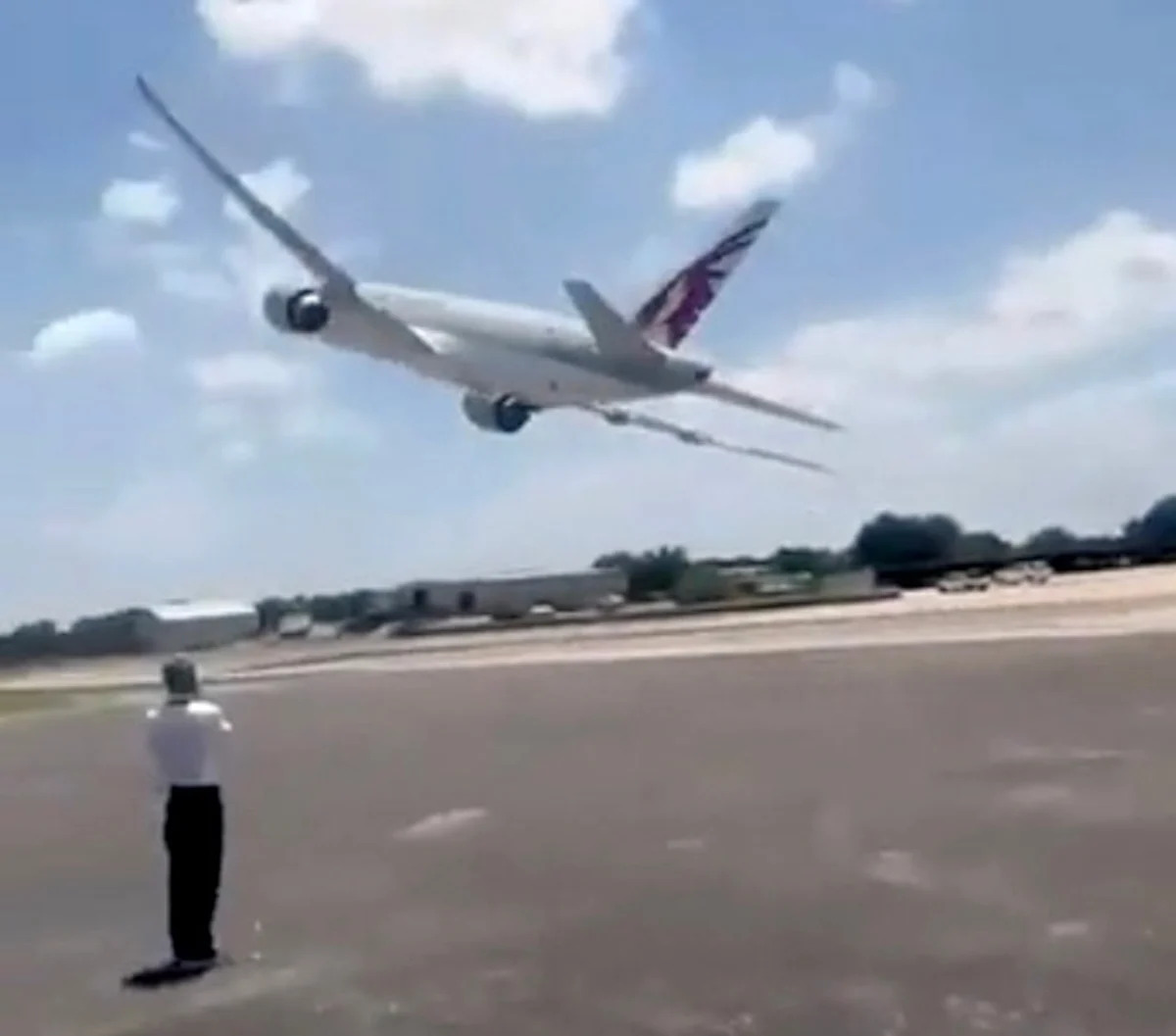 @EBaviation/X - FOTO: A Administração Federal de Aviação está investigando depois que um avião de carga Boeing 777 voou perigosamente baixo, com uma de suas asas a poucos metros de atingir o solo em um aeroporto privado no Texas em 24 de junho de 2026.