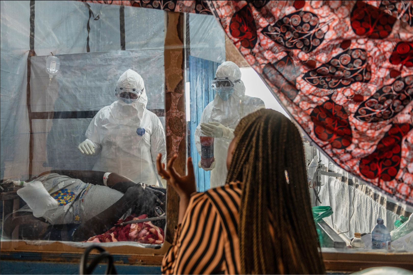 Famílias invadem centro de tratamento de Ebola na RDC e removem pacientes