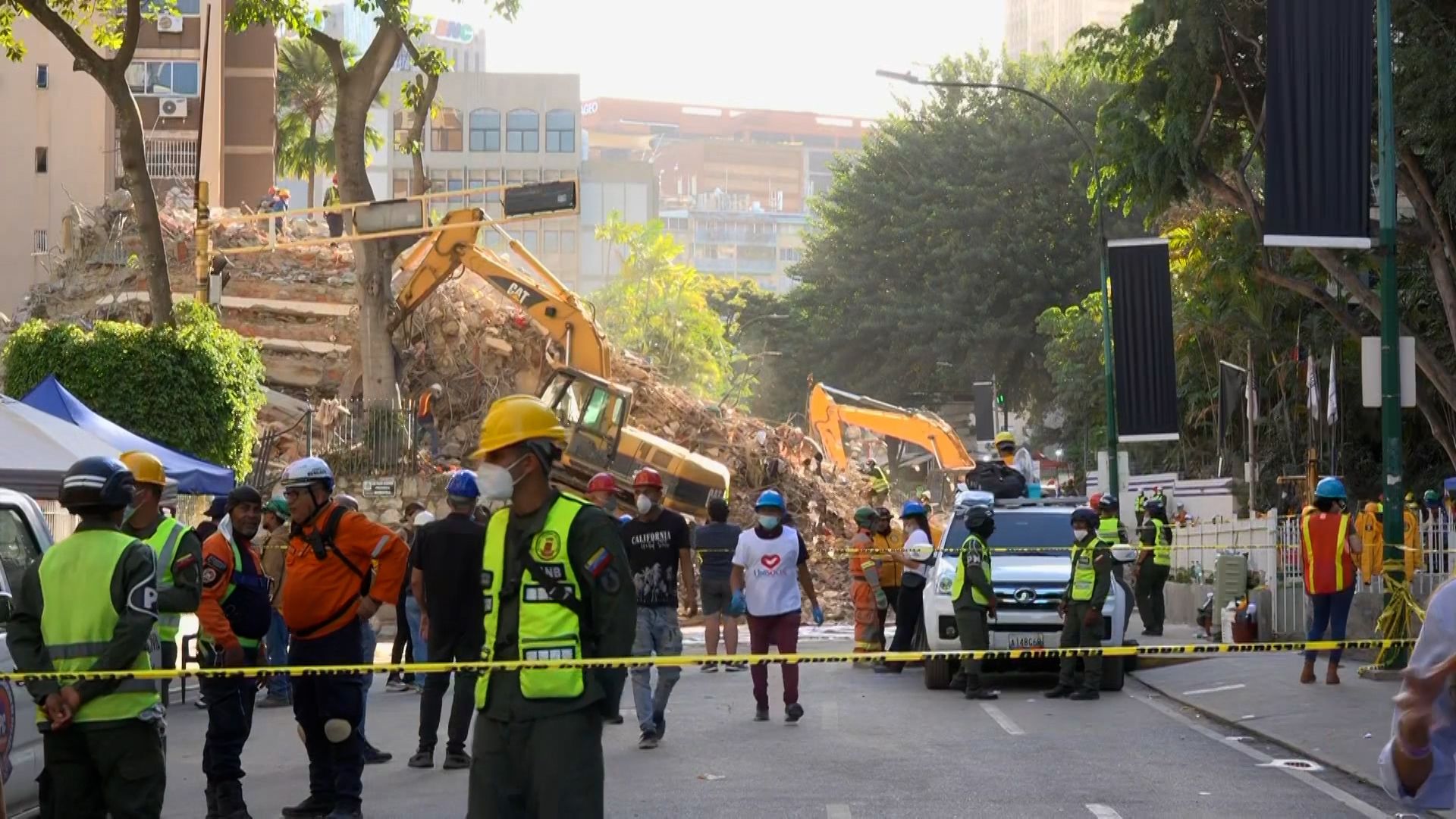 Famílias mantêm esperança pelos sobreviventes cinco dias após terremotos na Venezuela