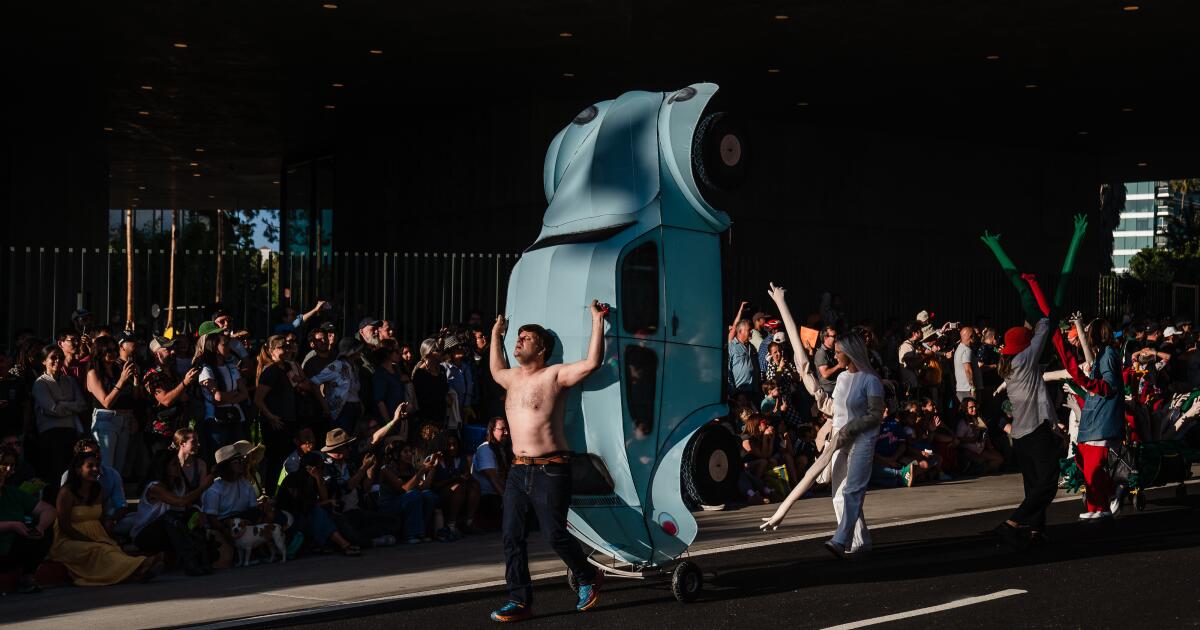 Fantoches, artistas e políticos encheram as ruas na primeira Parada de Arte do LACMA