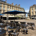 Uma foto de uma praça normalmente lotada no centro histórico de Bordeaux, tirada na quinta-feira, quando o clima na cidade subiu para mais de 40 graus