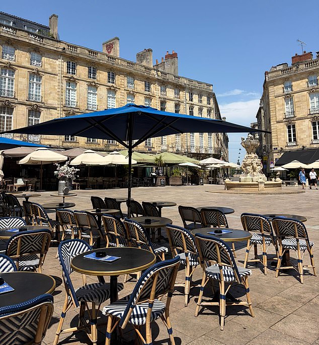 Uma foto de uma praça normalmente lotada no centro histórico de Bordeaux, tirada na quinta-feira, quando o clima na cidade subiu para mais de 40 graus