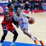 Chris McCullough, da TNT Tropang 5G, contra Justin Brownlee, do Barangay Ginebra Gin Kings, durante o jogo 5 das finais da PBA Commissioner's Cup de 2026