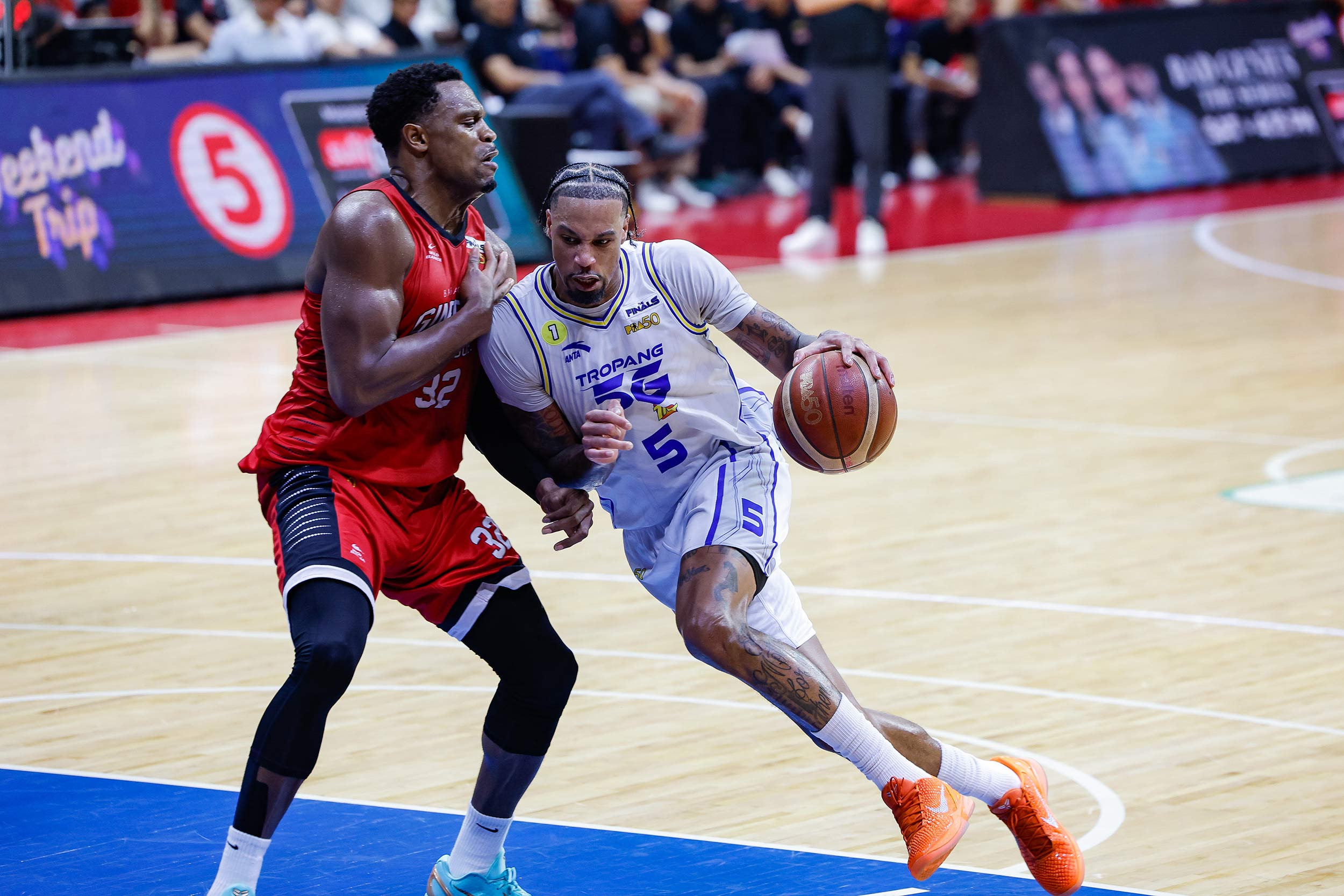 Chris McCullough, da TNT Tropang 5G, contra Justin Brownlee, do Barangay Ginebra Gin Kings, durante o jogo 5 das finais da PBA Commissioner's Cup de 2026