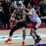 Calvin Oftana da TNT Tropang 5G durante um jogo contra Barangay Ginebra Gin Kings nas finais da PBA Commissioner's Cup.