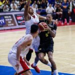 Chris McCullough da TNT Tropang 5G durante um jogo contra Barangay Ginebra Gin Kings nas finais da PBA Commissioner's Cup.