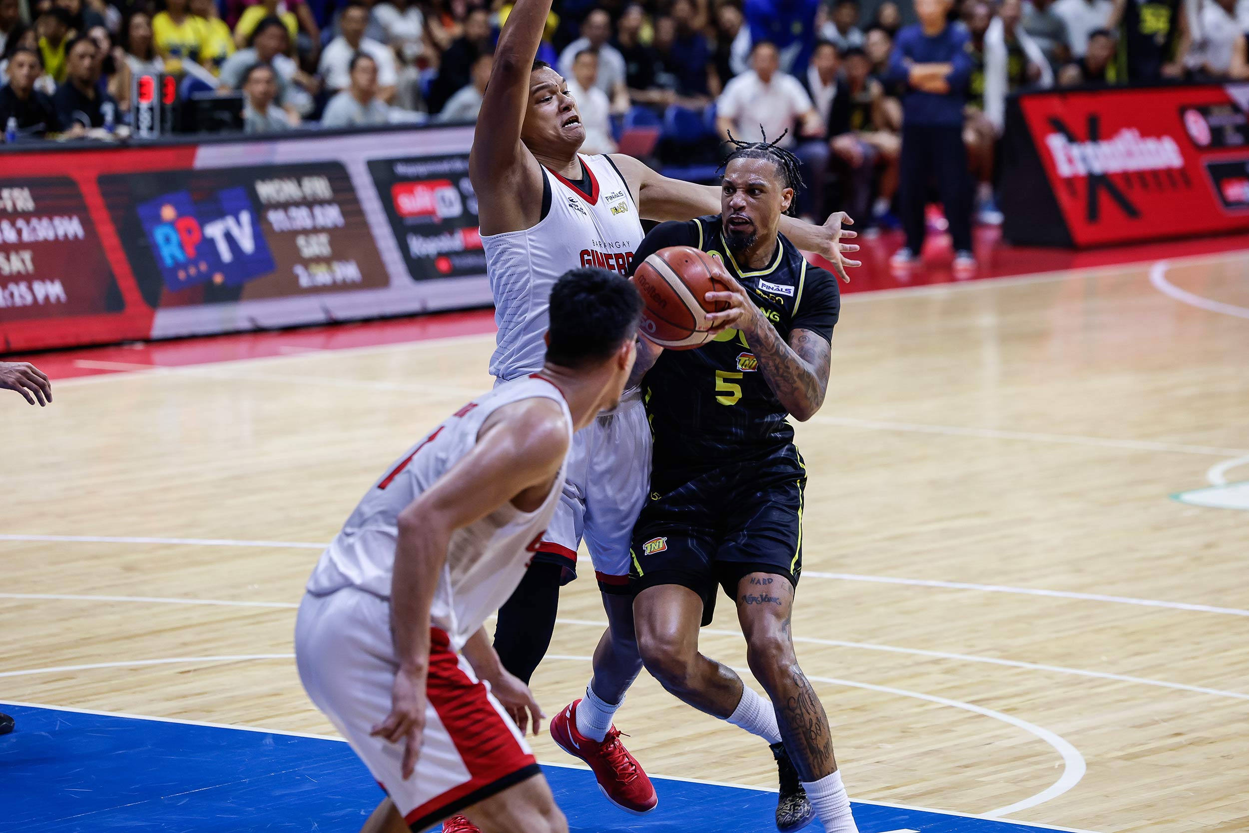 Chris McCullough da TNT Tropang 5G durante um jogo contra Barangay Ginebra Gin Kings nas finais da PBA Commissioner's Cup.