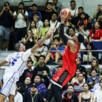 Justin Brownlee, do Barangay Ginebra Gin Kings, tenta um chute sobre Chris McCullough da TNT Tropang 5G durante o jogo 1 das finais da PBA Commissioner's Cup de 2026 entre Barangay Ginebra Gin Kings e TNT Tropang 5G.