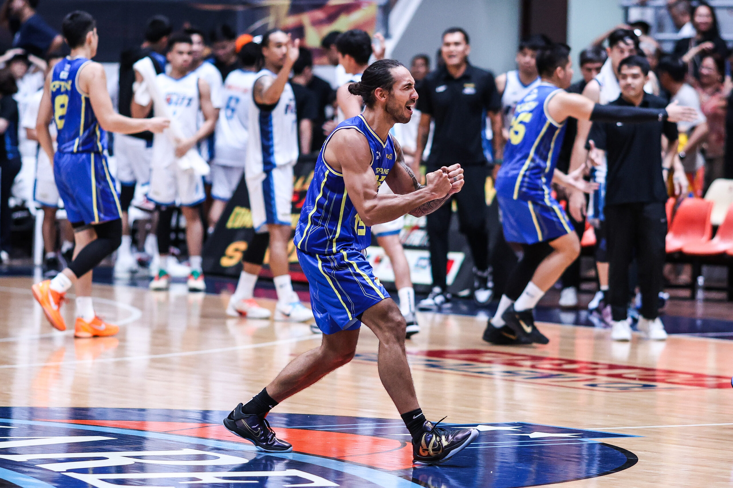 O guarda da TNT, Jordan Heading, reage durante o jogo 6 das semifinais do PBA contra o Meralco.