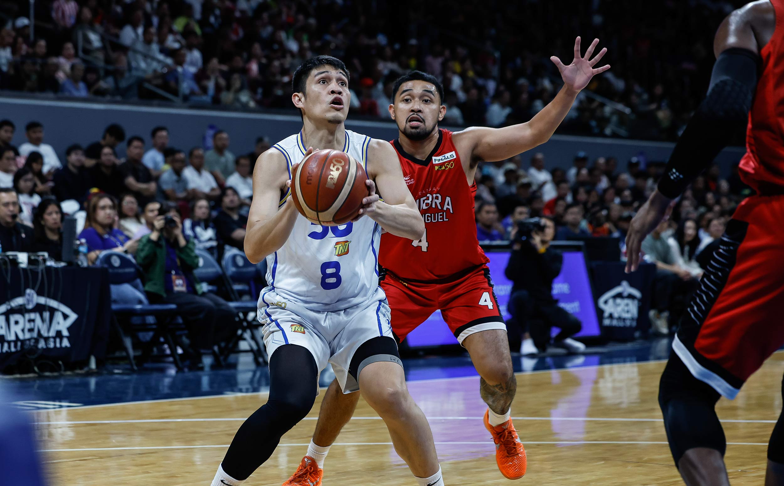 Calvin Oftana da TNT Tropang 5G durante o jogo 3 das finais da PBA Commissioner's Cup de 2026 contra Barangay Ginebra Gin Kings.