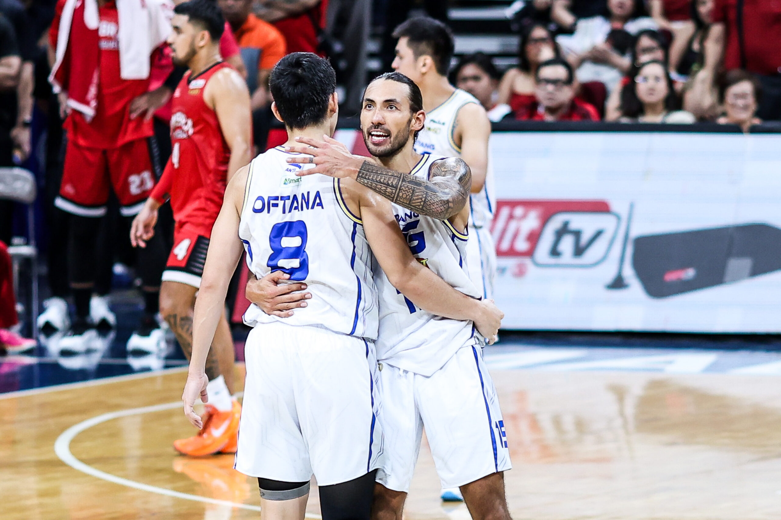 Calvin Oftana e Jordan da TNT Tropang 5G liderando durante o jogo 7 das finais da PBA Commissioner's Cup de 2026 contra Barangay Ginebra Gin Kings.