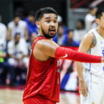 RJ Abarrientos de Barangay Ginebra Gin Kings durante o jogo 1 contra TNT Tropang 5G nas finais da PBA Commissioner's Cup de 2026