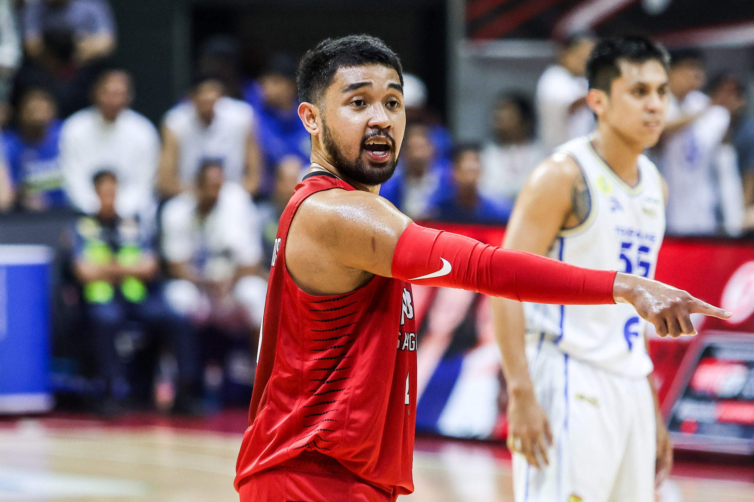 RJ Abarrientos de Barangay Ginebra Gin Kings durante o jogo 1 contra TNT Tropang 5G nas finais da PBA Commissioner's Cup de 2026