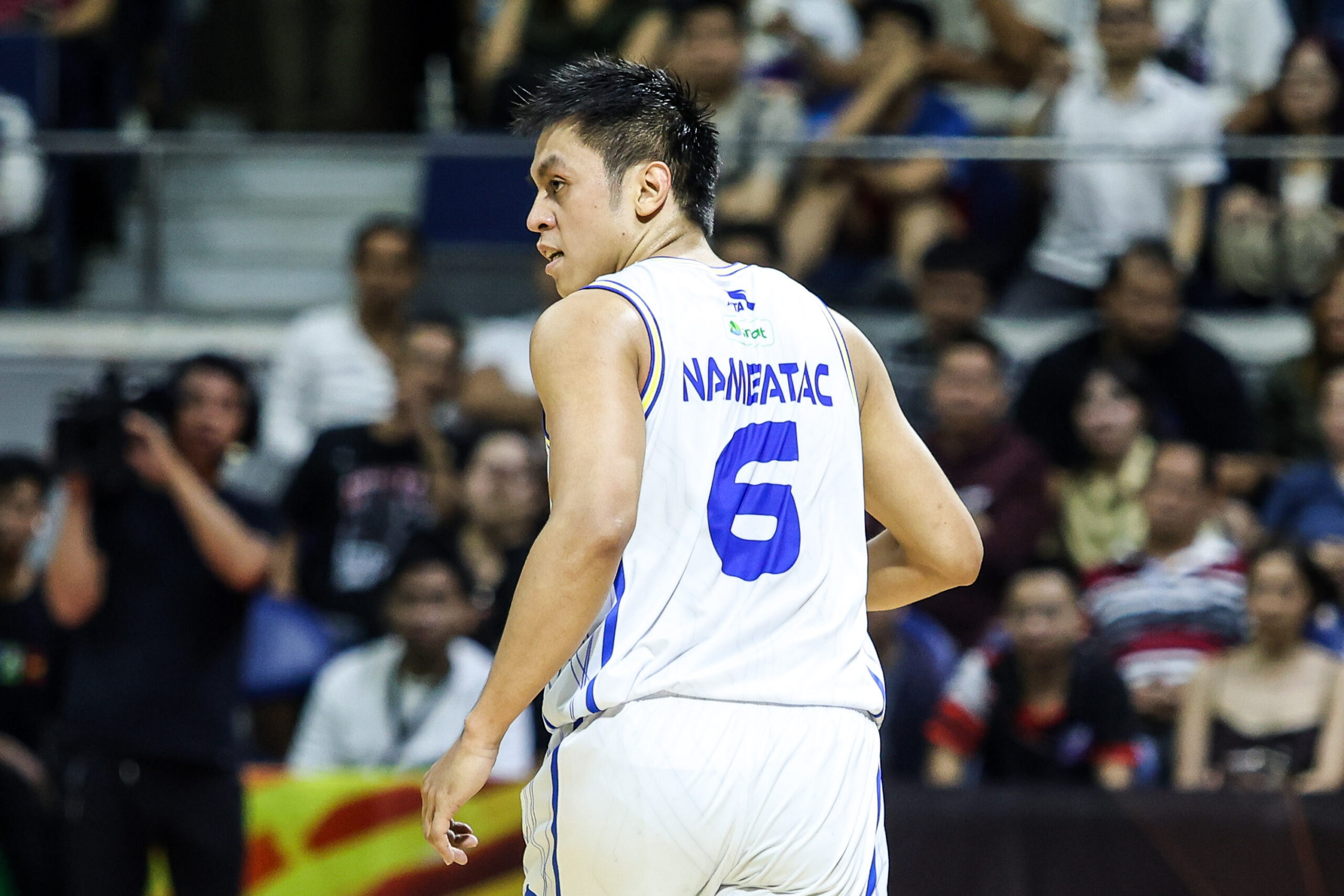 Rey Nambatac da TNT Tropang 5G durante o jogo 1 das finais da PBA Commissioner's Cup de 2026 contra Barangay Ginebra Gin Kings.