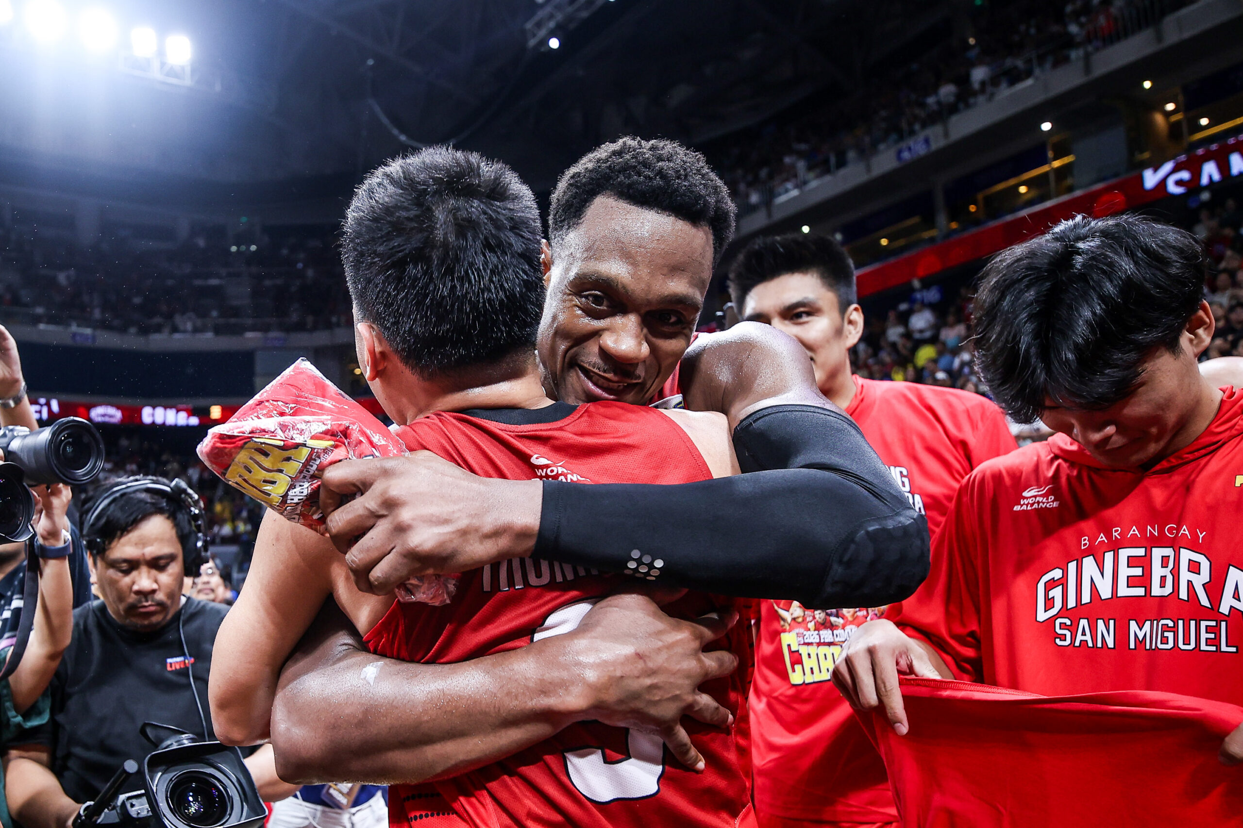 Justin Brownlee, do Barangay Ginebra Gin Kings, comemora após vencer o campeonato na PBA Commissioner's Cup de 2026