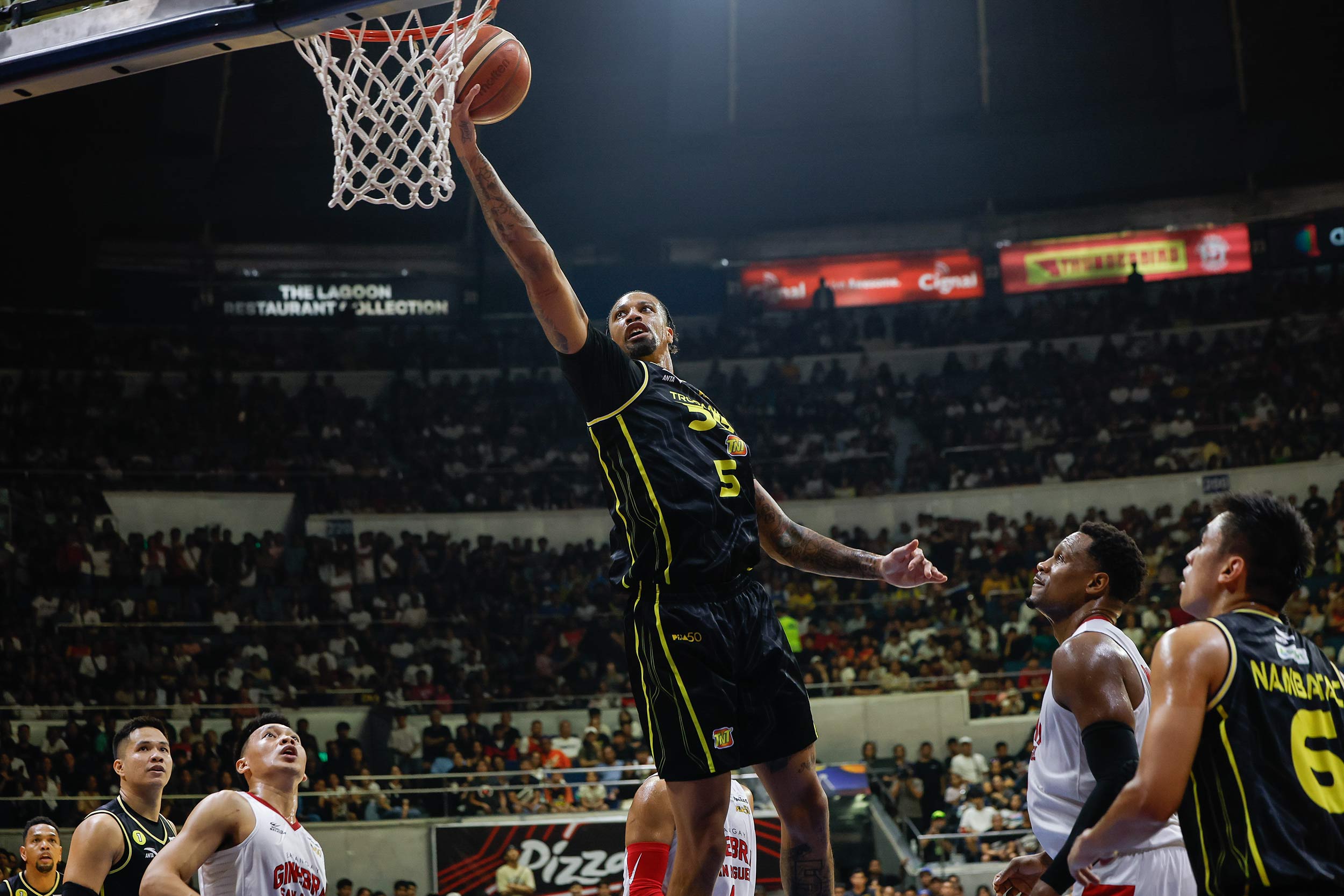 Chris McCullough da TNT Tropang 5G durante o jogo 6 das finais da PBA Commissioner's Cup contra Barangay Ginebra Gin Kings.
