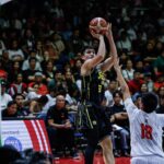 Calvin Oftana da TNT Tropang 5G durante um jogo contra Barangay Ginebra Gin Kings nas finais da PBA Commissioner's Cup.