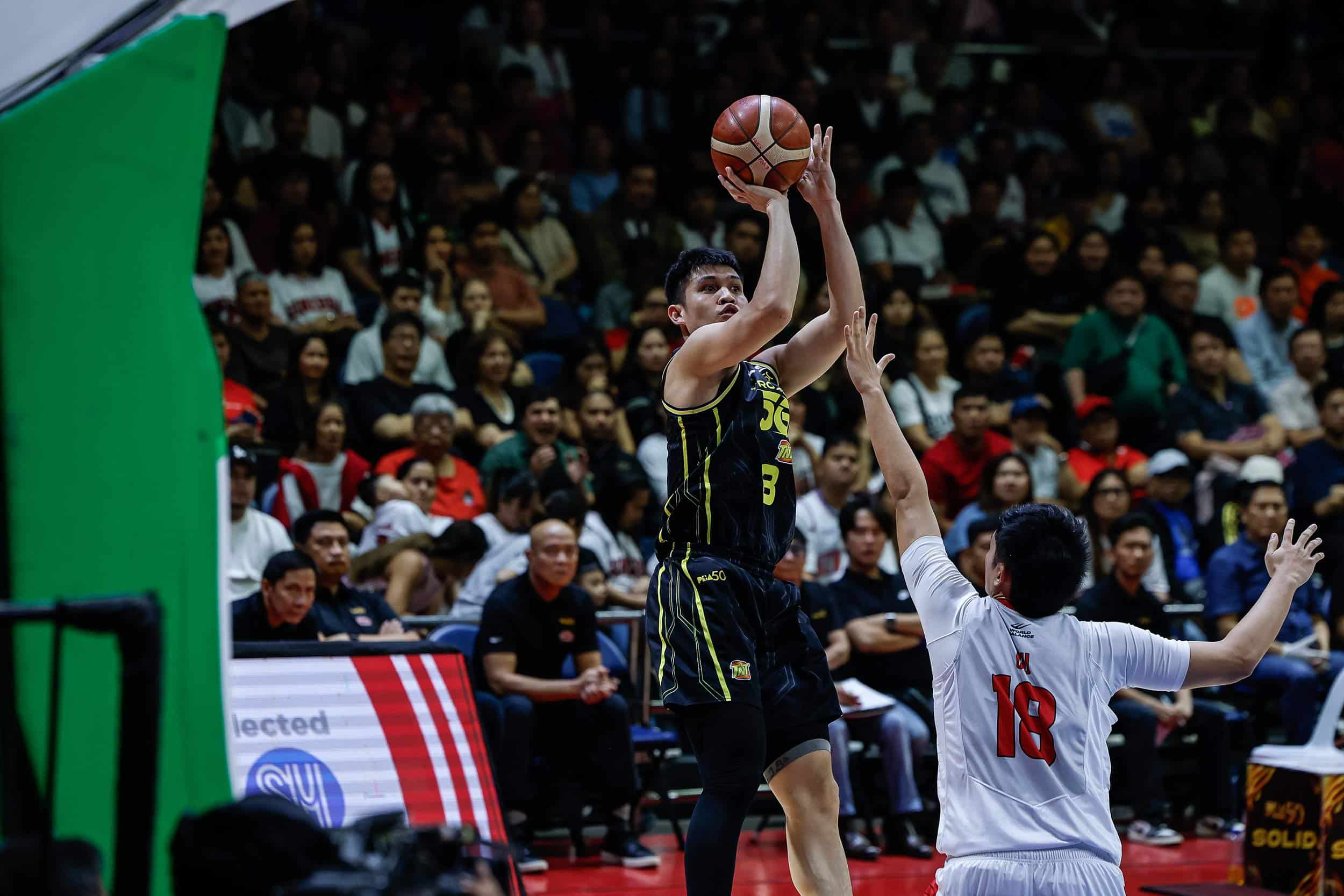 Calvin Oftana da TNT Tropang 5G durante um jogo contra Barangay Ginebra Gin Kings nas finais da PBA Commissioner's Cup.