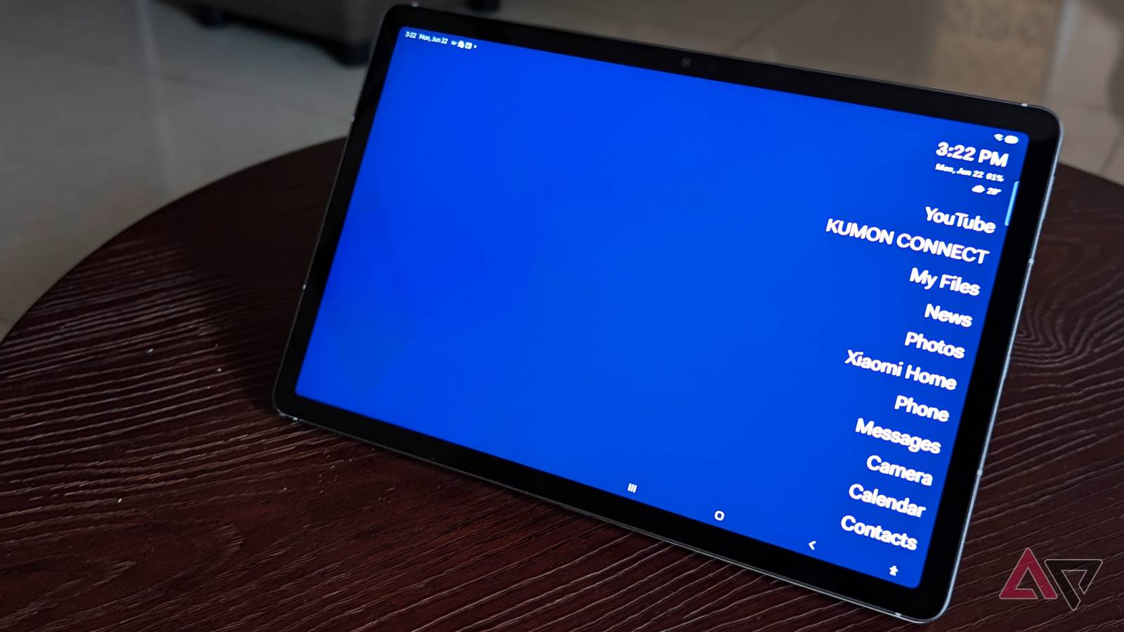 Dois smartphones Google Pixel colocados em uma superfície vermelha estilizada, um voltado para frente mostrando uma tela inicial minimalista e o outro mostrando a câmera traseira