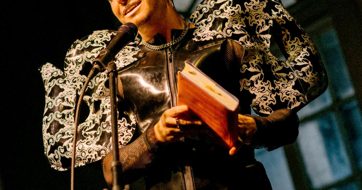 Finja que você está morto. O autor queer Julián Delgado Lopera vai te carregar